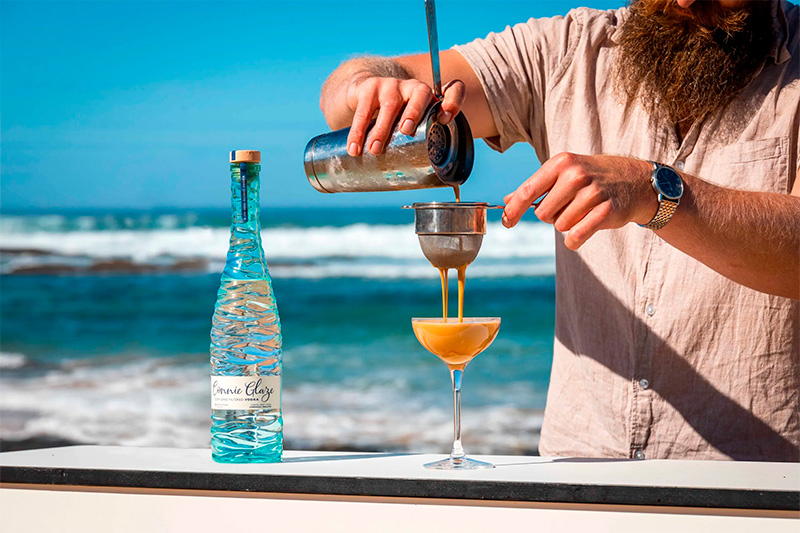 Дизайн бутылки водки с песочной рябью на поверхности стекла