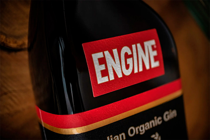 Бутылки джина в виде канистр моторного масла